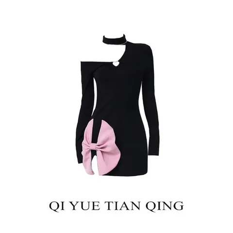 Đầm body đen hở vai phối nơ hồng óng ánh