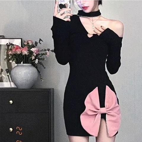 Đầm body đen hở vai phối nơ hồng óng ánh
