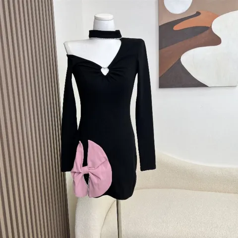 Đầm body đen hở vai phối nơ hồng óng ánh