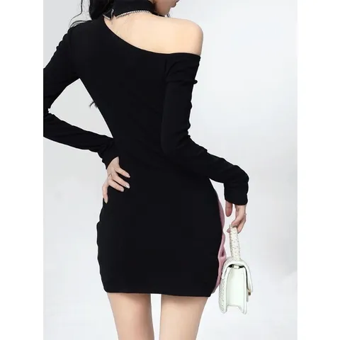 Đầm body đen hở vai phối nơ hồng óng ánh