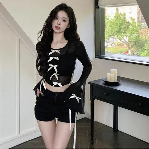 Áo croptop đen mỏng tay loe đan nơ dây ôm body