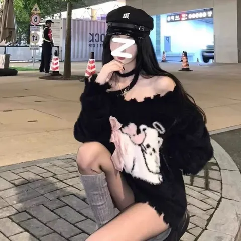 Áo len lông đen rách tua rua cổ phối dây in hình chú mèo