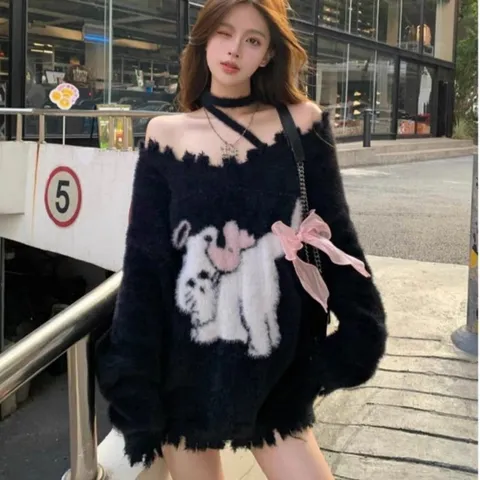 Áo len lông đen rách tua rua cổ phối dây in hình chú mèo
