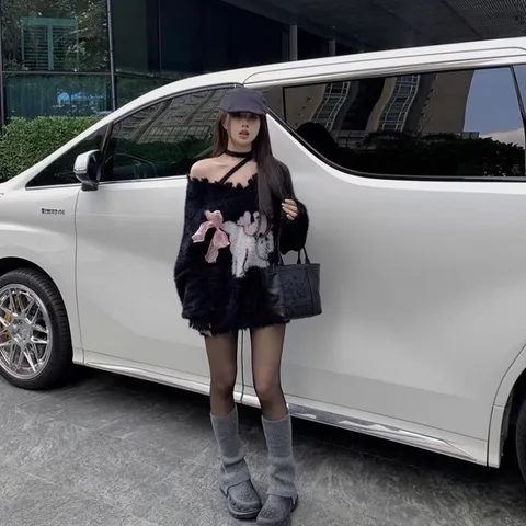 Áo len lông đen rách tua rua cổ phối dây in hình chú mèo