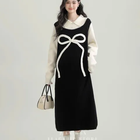 Đầm len đen dáng yếm suông phối cổ sơ mi trắng thêu nơ xinh tiểu thư