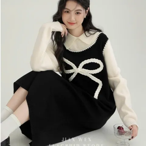 Đầm len đen dáng yếm suông phối cổ sơ mi trắng thêu nơ xinh tiểu thư