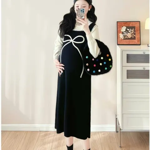 Đầm len đen dáng yếm suông phối cổ sơ mi trắng thêu nơ xinh tiểu thư