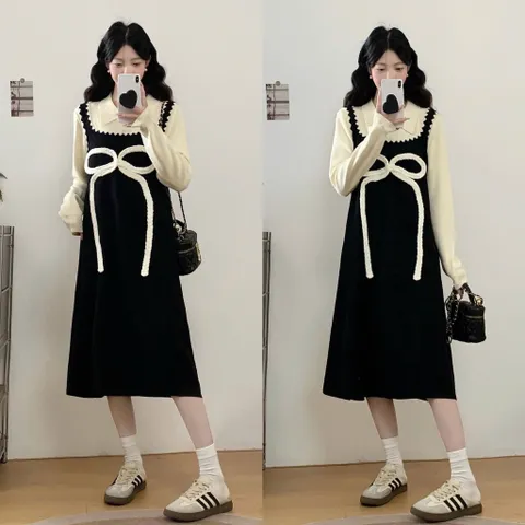 Đầm len đen dáng yếm suông phối cổ sơ mi trắng thêu nơ xinh tiểu thư