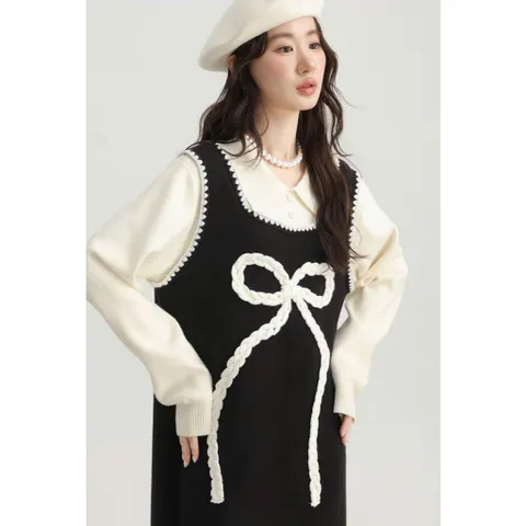 Đầm len đen dáng yếm suông phối cổ sơ mi trắng thêu nơ xinh tiểu thư