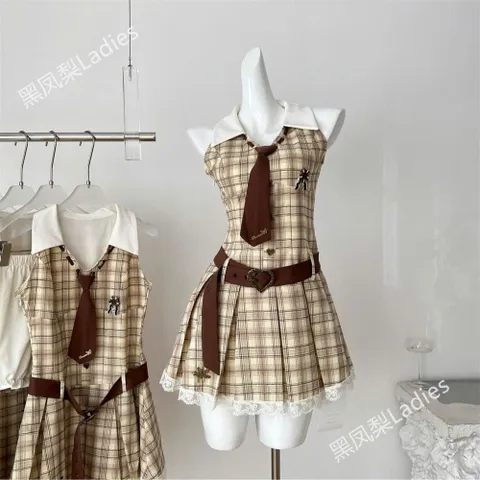 Váy xếp ly sát nách cổ bẻ sơ mi kẻ caro phối thắt lưng và cà vạt nâu