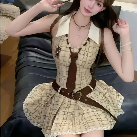 Váy xếp ly sát nách cổ bẻ sơ mi kẻ caro phối thắt lưng và cà vạt nâu