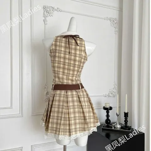 Váy xếp ly sát nách cổ bẻ sơ mi kẻ caro phối thắt lưng và cà vạt nâu