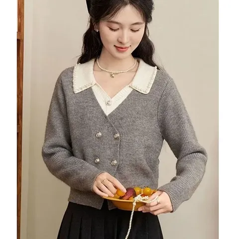 Áo len polo cổ tim đính đá và cúc tiểu thư