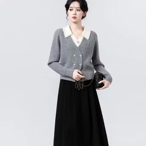 Áo len polo cổ tim đính đá và cúc tiểu thư