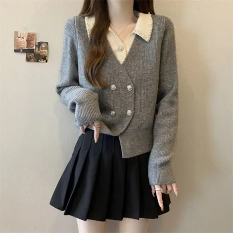 Áo len polo cổ tim đính đá và cúc tiểu thư