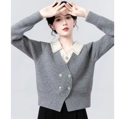 Áo len polo cổ tim đính đá và cúc tiểu thư