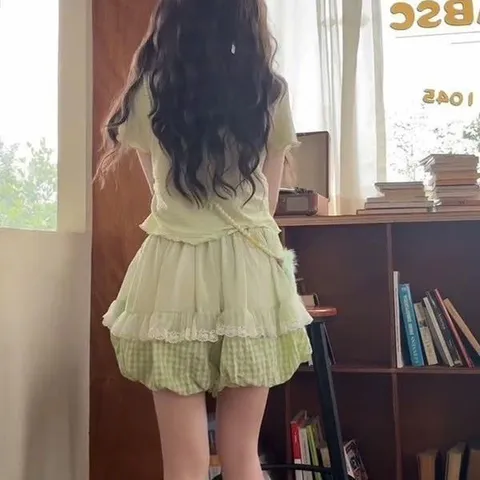 Quần đùi dáng bí phồng bo chun kẻ caro phối màu dễ thương đính dâu và nơ xinh (SẴN)
