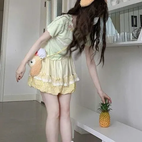 Quần đùi dáng bí phồng bo chun kẻ caro phối màu dễ thương đính dâu và nơ xinh (SẴN)