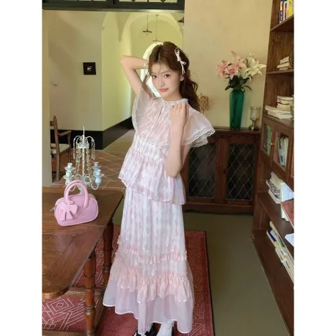 Set bộ váy hình trám và áo sơ mi kiểu viền bèo màu hồng ngọt ngào