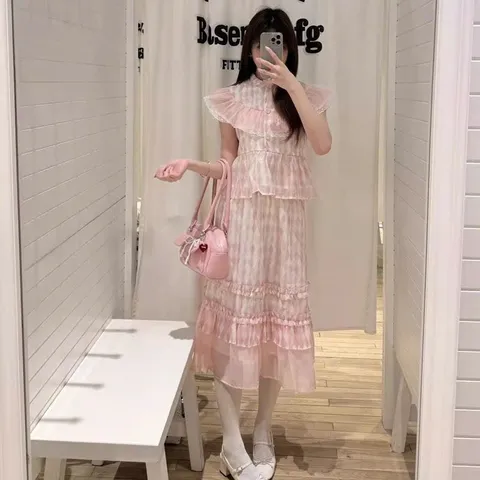 Set bộ váy hình trám và áo sơ mi kiểu viền bèo màu hồng ngọt ngào