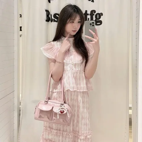 Set bộ váy hình trám và áo sơ mi kiểu viền bèo màu hồng ngọt ngào