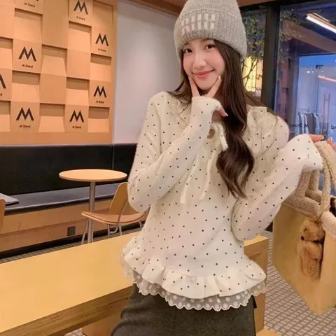 Áo mặc trong lông thỏ giữ nhiệt chấm bi lượn bèo thắt nơ. Áo mặc trong chấm bi đen trắng kem phối với áo khoác ngoài