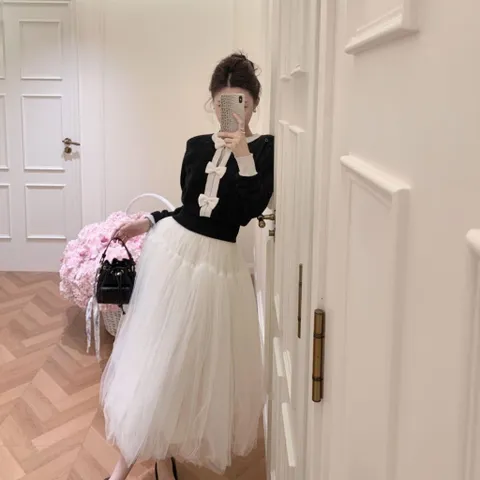 Áo len dài tay đính nơ đen trắng xinh xắn tiểu thư