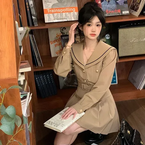 Váy xếp ly thắt eo đai cổ thủy thủ màu kem. Váy đính cúc hoàng gia phong cách học sinh (xả hàng)