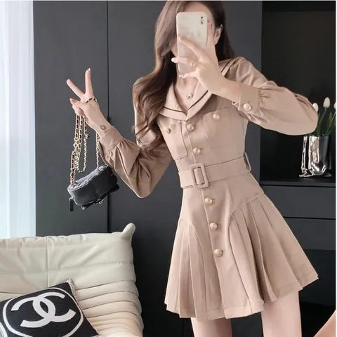 Váy xếp ly thắt eo đai cổ thủy thủ màu kem. Váy đính cúc hoàng gia phong cách học sinh (xả hàng)