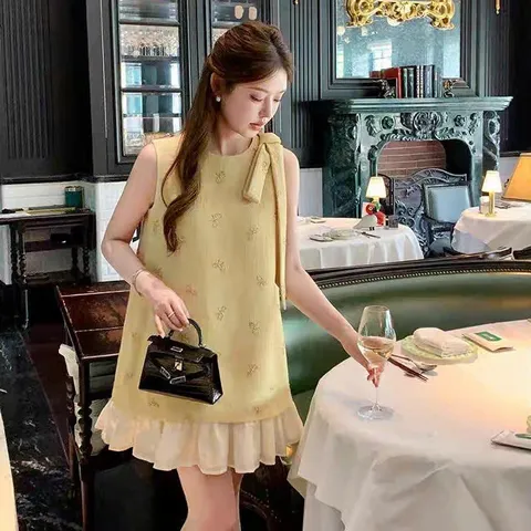 Váy suông tiểu thư dáng suông đính nơ vai xinh xắn màu vàng pastel, phong cách nhẹ nhàng thanh lịch Hàn Quốc
