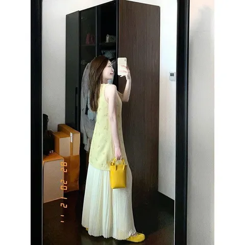 Váy suông tiểu thư dáng suông đính nơ vai xinh xắn màu vàng pastel, phong cách nhẹ nhàng thanh lịch Hàn Quốc