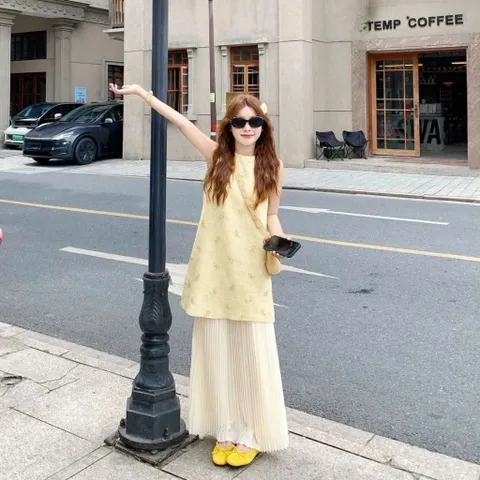 Váy suông tiểu thư dáng suông đính nơ vai xinh xắn màu vàng pastel, phong cách nhẹ nhàng thanh lịch Hàn Quốc