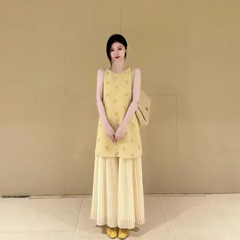 Váy suông tiểu thư dáng suông đính nơ vai xinh xắn màu vàng pastel, phong cách nhẹ nhàng thanh lịch Hàn Quốc