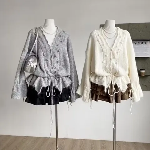 Áo len mỏng cổ chữ V thiết kế rút dây đính bông tròn viền bèo (SẴN)