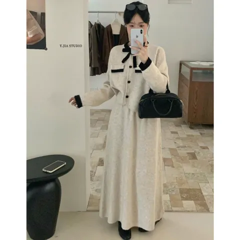 Bộ váy len trơn dáng dài và áo đính cúc viền nơ giả túi tiểu thư