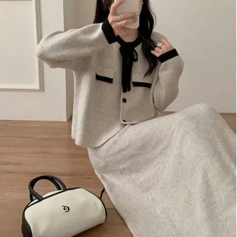 Bộ váy len trơn dáng dài và áo đính cúc viền nơ giả túi tiểu thư
