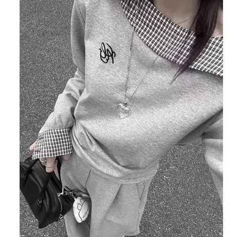 Set bộ áo hoodie trễ vai kẻ caro và quần ống rộng dáng suông màu xám tro