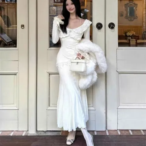 Đầm len tăm dệt kim trắng xòe đuôi cá dáng dài viền bèo đính đá và ngọc tua rua tiểu thư