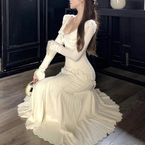 Đầm len tăm dệt kim trắng xòe đuôi cá dáng dài viền bèo đính đá và ngọc tua rua tiểu thư