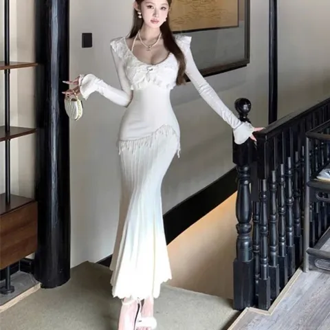 Đầm len tăm dệt kim trắng xòe đuôi cá dáng dài viền bèo đính đá và ngọc tua rua tiểu thư
