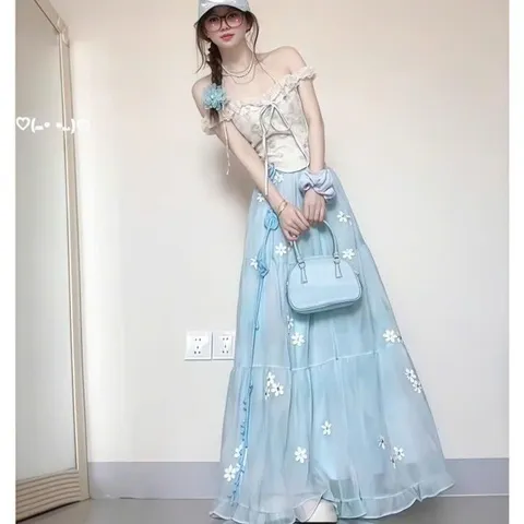 Set Bộ Váy Voan Hoa Xanh Thêu Nổi Và Áo Hai Dây Corset Phối Ren Tay Trễ Vai Bồng Bềnh Đi Biển