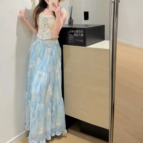 Set Bộ Váy Voan Hoa Xanh Thêu Nổi Và Áo Hai Dây Corset Phối Ren Tay Trễ Vai Bồng Bềnh Đi Biển