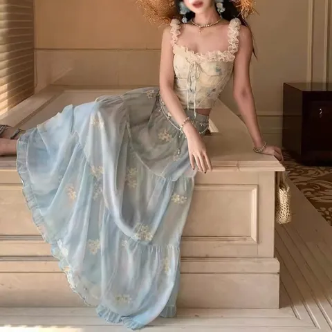 Set Bộ Váy Voan Hoa Xanh Thêu Nổi Và Áo Hai Dây Corset Phối Ren Tay Trễ Vai Bồng Bềnh Đi Biển
