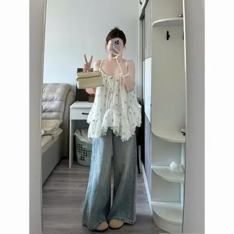 Áo Hai Dây Nữ Họa Tiết Hoa Nhí Xanh Rút Dây Ngực Vạt Xếp Bèo Và Viền Ren Hoa Trắng