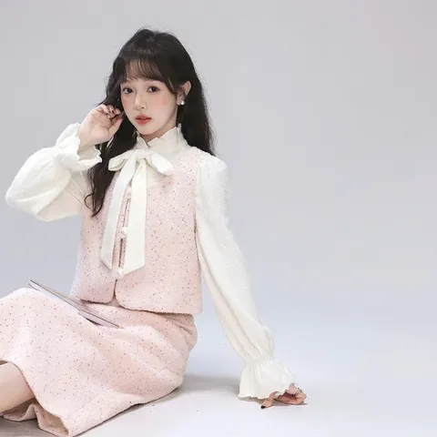 Set đầm dạ dài chấm hồng và áo gile đính cúc ngọc