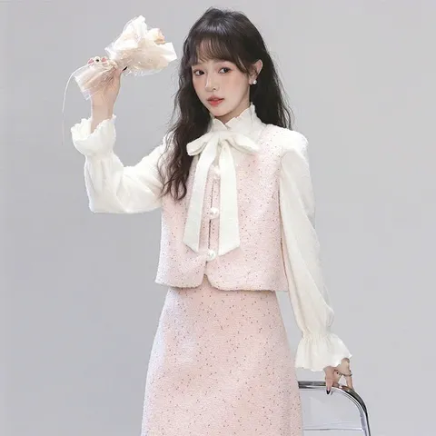 Set đầm dạ dài chấm hồng và áo gile đính cúc ngọc