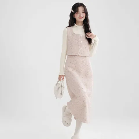 Set đầm dạ dài chấm hồng và áo gile đính cúc ngọc
