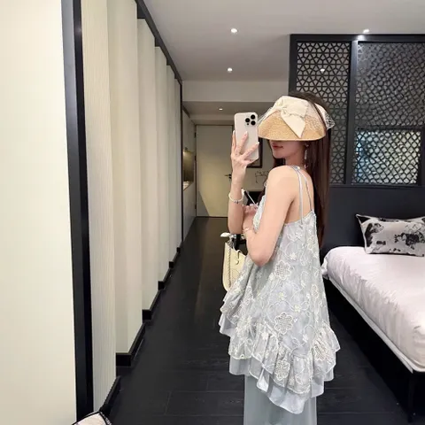 Áo Hai Dây Bèo Tầng Xòe Rộng Voan Thêu Ren Hoa Nữ Tính Đi Biển
