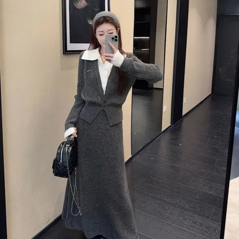 Set bộ đầm len dáng dài và áo polo đính cúc phối trắng thanh lịch trơn màu