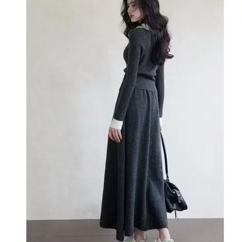 Set bộ đầm len dáng dài và áo polo đính cúc phối trắng thanh lịch trơn màu